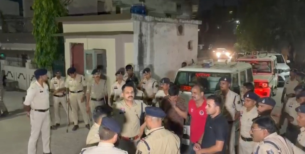 रायपुर में देर रात तक पुलिस की सख्त चेकिंग, गुंडा-बदमाशों पर कसी नकेल