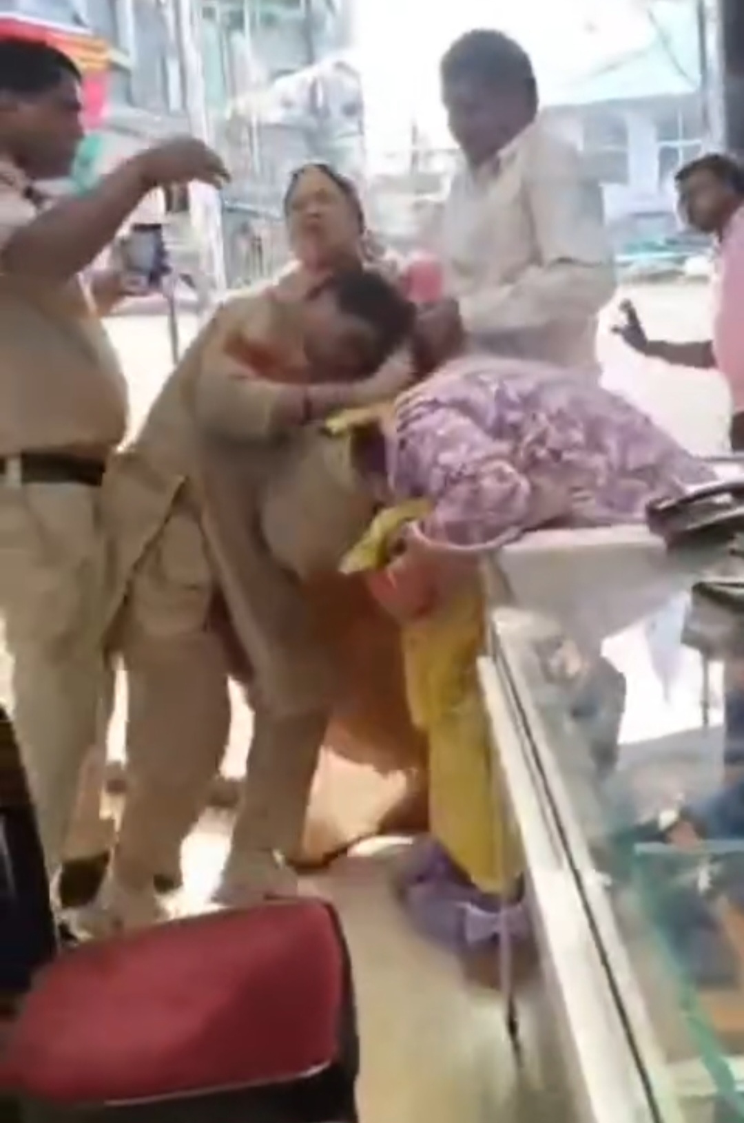 दुर्ग में सहेली ज्वेलर्स विवाद: महिला से मारपीट, पुलिस कार्रवाई पर उठे सवाल